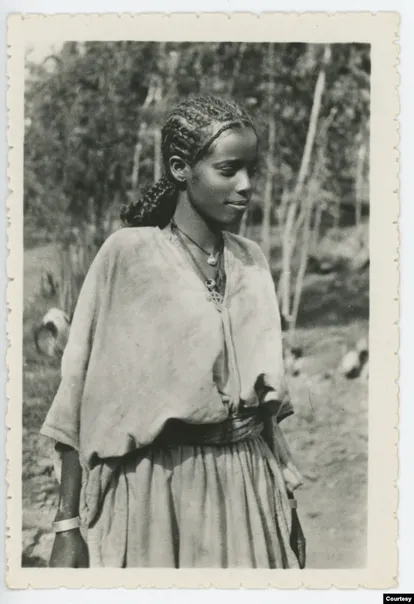 Photograph of an Ethiopian woman in 1935 that is part of the collection compiled by Maaza Mengiste to document her novel.  Editorial Galaxia Gutenberg