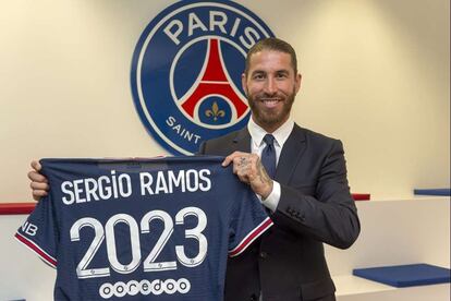 Sergio Ramos posa ya con una camiseta del Paris Saint-Germain (PSG), tras anunciar este jueves el club galo el fichaje del exjugador del Real Madrid por dos temporadas. El El defensa español ha negociado una ficha de 12 millones netos por año, más una prima.