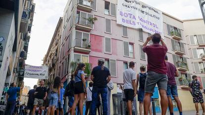 Activistas del Sindicato de Vivienda del Raval protestan contra un desahucio en un inmueble en la calle del Carme 106 el pasado mes de octubre.