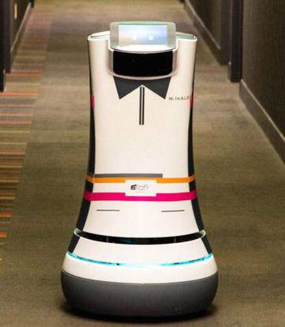 Un robot-camarero de la cadena de hoteles Aloft.