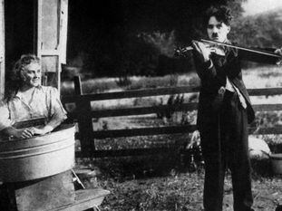 Charles Chaplin, en el campamento gitano de 'Charlot, bohemio (The Vagabond)' (1916). En vídeo, una secuencia de la película.