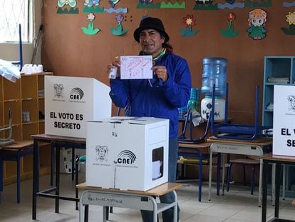 El excandidato presidencial de Ecuador Yaku Pérez muestra su voto este domingo, en la provincia de Azuay.