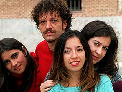 El músico Adrián Sepiurcca, en el centro, acompañado de Gabriela Yappert (izquierda), Carolina Bermúdez (en primer plano) y, detrás, Eliana Mámol, componentes del grupo argentino Las Hijas del Corral.