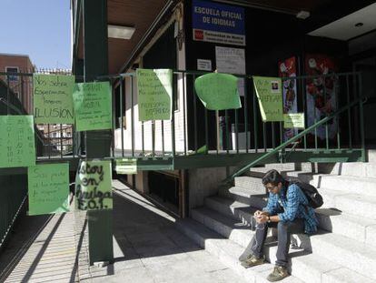 Pancartas de porotesta contra los recortes en la Escuela de idiomas de la calle Jesús Maestro de Madrid.