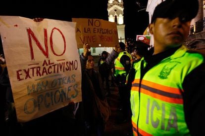 Manifestantes protestan al frente del Palacio de Gobierno en Quito (Ecuador)