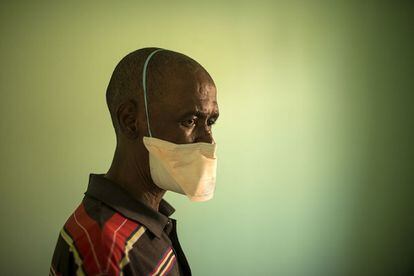 Stokwe Monwabisi lleva unos siete meses en tratamiento. Se está quedando sordo, uno de los efecto secundarios de la medicación para luchar contra la tuberculosis extremadamente resistente.