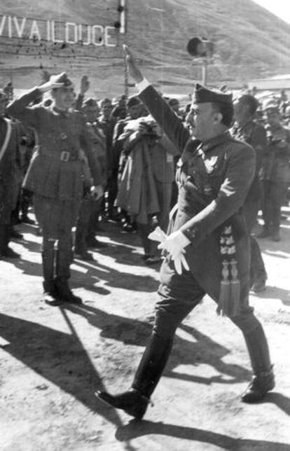 Franco pasa revista en Logroño, en 1938, a fuerzas legionarias italianas.
