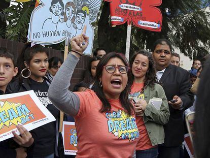 Manifestantes a favor del programa DACA, la semana pasada en Los Ángeles. En vídeo, declaraciones de Donald Trump.