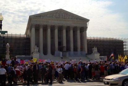Cientos de personas se manifiestan enfrente del Tribunal Supremo a la espera del veredicto sobre la Obamacare 