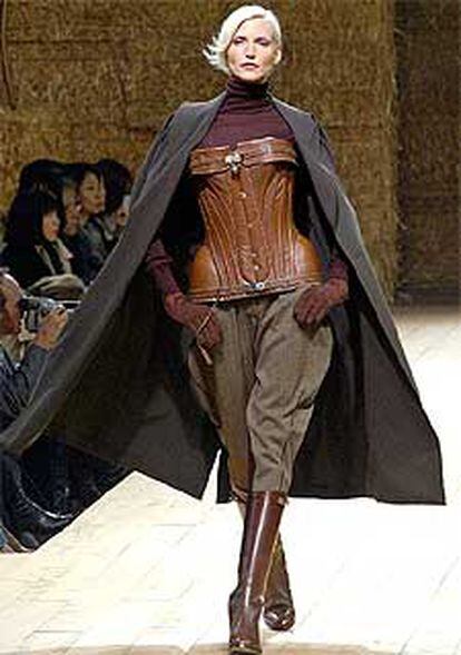 Una modelo luce prendas de Gaultier para Hermès.