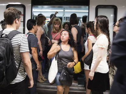 Huelga en el metro de Barcelona en la jornada de este lunes.