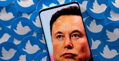 Una imagen de Elon Musk en la pantalla de un móvil junto a logos de Twitter. 