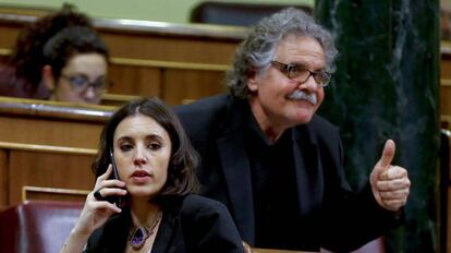 Irene Montero y Joan Tardà este martes en el pleno del Congreso.