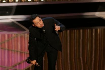 Jorge Drexler canta sobre el escenario al recoger su Oscar en 2005.