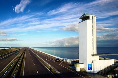Torre de observación de la barrera Afsluitdijk.