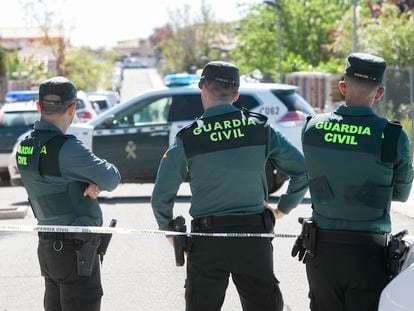 Agentes de la Guardia Civil controlaban el pasado sábado la entrada la urbanización Medina Azahara en la localidad de Chiloeches (Guadalajara) donde se cometió el crimen.