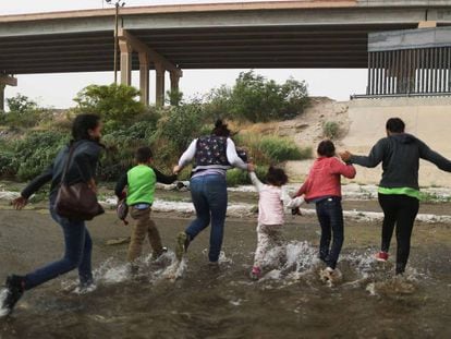 Un grupo de inmigrantes cruza el río entre Ciudad Juárez y El Paso, este lunes.