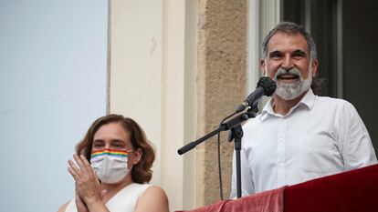 La alcaldesa de Barcelona, Ada Colau, junto al presidente de Òmnium, Jordi Cuixart, durante el pregón de la fiestas de Gràcia.