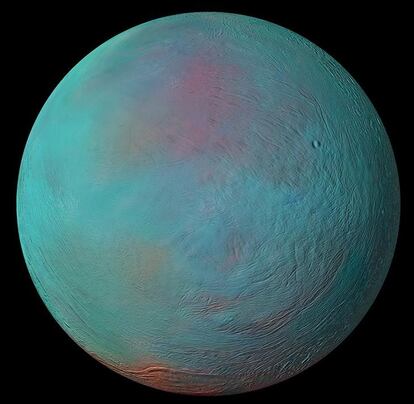 Otra imagen de Encélado captada por 'Cassini'. El área rojiza en el hemisferio norte evidencia hielo más reciente.
