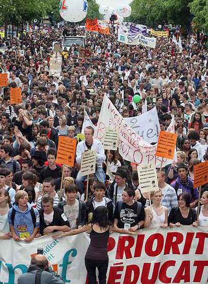 Miles de funcionarios y estudiantes de secundaria se manifiestan en París.