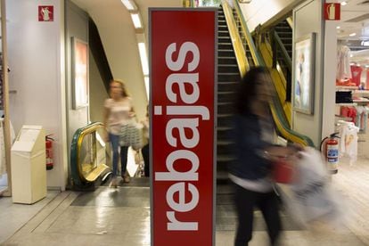 Un centro de El Corte Inglés de la Plaza del Duque de Sevilla durante las primeras jornadas de rebajas de verano.