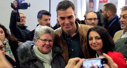 Pedro Sánchez se fotografía con militantes tras votar este sábado en la consulta del PSOE.
