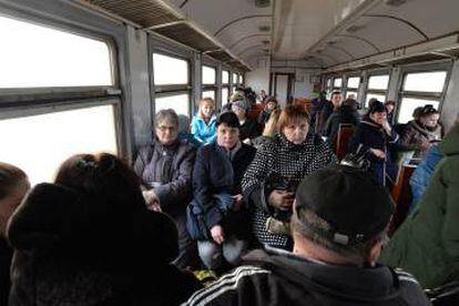 Viajeros en un autobús en Avdiivka el pasado jueves.