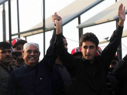 Bilawal Bhutto (derecha), con su padre, el presidente Zardari.