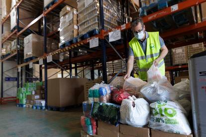 A volunteer from the Food Bank collaborates in the entity's warehouse this Wednesday in Madrid.