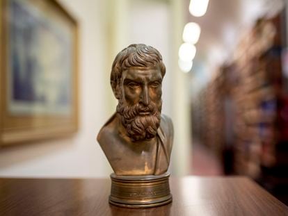 Un busto del filósofo griego Epicuro en la Biblioteca Nacional de Nápoles, el 27 de junio de 2019.