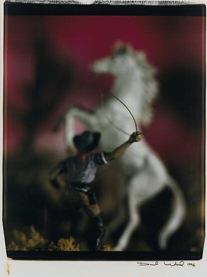 Obra del artista David Levinthal, fotógrafo que genera su universo creativo con juguetes (Sotheby's ), y que ha usado con frecuencia Polaroid de gran formato.