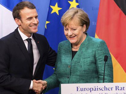 La canciller alemana, Angela Merkel, junto a su homólogo francés, Emmanuel Macron, tras la cumbre europea de diciembre de 2017.