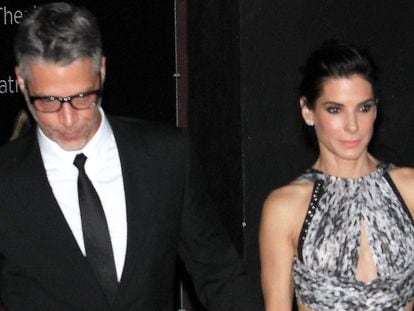 Actress Sandra Bullock with Bryan Randall on October 26, 2015 in Hollywood, California.
en la foto : cogidos de la mano