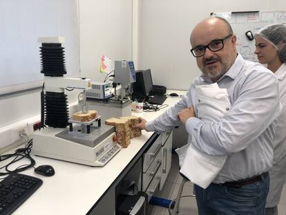 Juan Carlos Martínez mostrando los análisis de los panes de molde / Capel