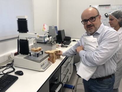 Juan Carlos Martínez mostrando los análisis de los panes de molde / Capel 