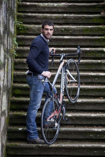 Óscar Pereiro, con su bicicleta en una escalera del parque de O Castro, en Vigo.