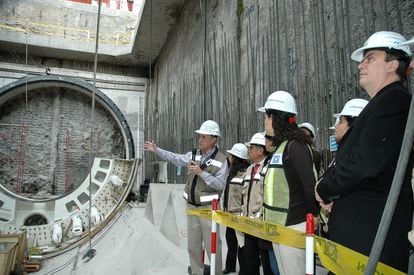 Ebrard (derecha) cuando era jefe de gobierno, durante un recorrido de la obra del tramo subterráneo de la Línea 12, el 5 de noviembre de 2009.