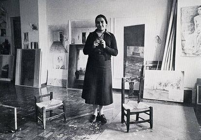 María Moreno, en 1977 preparando la exposición en la galería Brocksted.