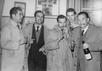 Ricardo Molina, Miguel del Moral (pintor), Pablo García Baena, José de Miguel (amigo del grupo Cántico) y Juan Bernier, en la taberna Minguitos, de Córdoba, en 1956.