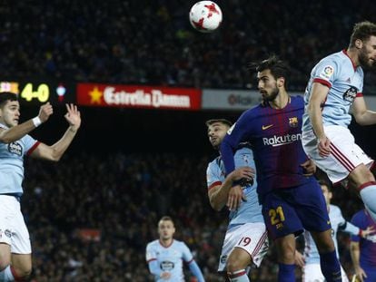 Andr&eacute; Gomes remata un saque de esquina ante el Celta.