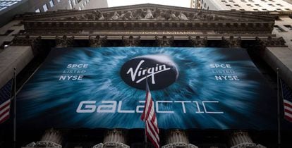 El logo de Virgin Galactic en el exterior de la Bolsa de Nueva York. 