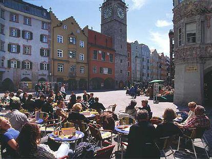 Una bulliciosa terraza en la calle de Herzog Friedrich, la principal arteria que atraviesa el casco antiguo de Innsbruck.