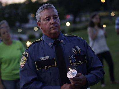 Un policía de Luisiana participa en una vigilia en honor a los tres policías asesinados el domingo.