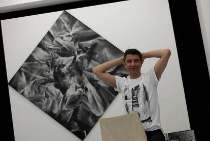 El artista Ismael Iglesias posa ante una de sus obras en la Aldama-Fabre Gallery de Bilbao.
