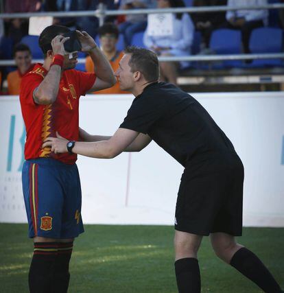 El Árbitro supervisa el antifaz de un jugador de la selección española.