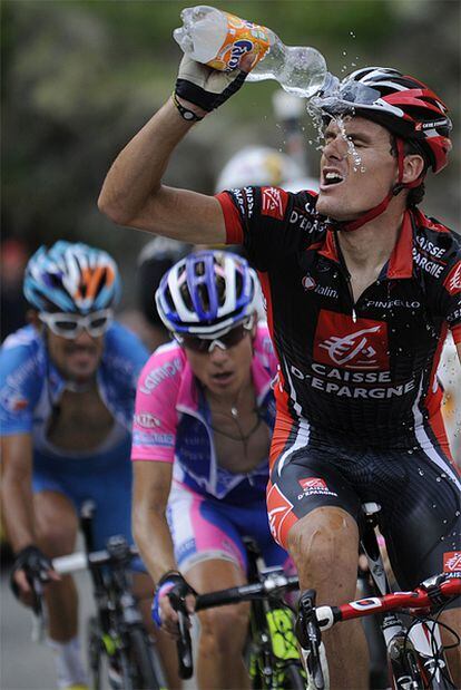 El ciclista español, Luis Leon Sanchez se refresca con una botella de agua