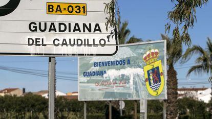 El cartel de llegada a Guadiana del Caudillo, donde aparece borrado el &#039;apellido&#039; franquista.
