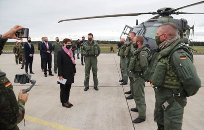La ministra de Defensa alemana, Annegret Kramp-Karrenbauer, durante una visita a las tropas este viernes en Fassberg, al norte de Alemania.