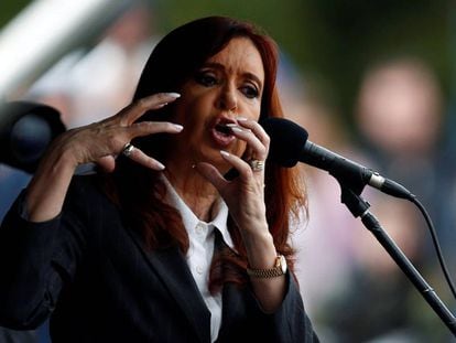 La expresidenta Cristina Fernández de Kirchner da un discurso ante los Tribunales, donde declaró el 13 de abril