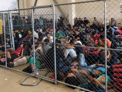 Imagen del informe oficial que muestra una celda del centro de detención de McAllen, Texas, el pasado 10 de junio. En vídeo, declaraciones de una investigadora de Human Rights Watch del pasado viernes.